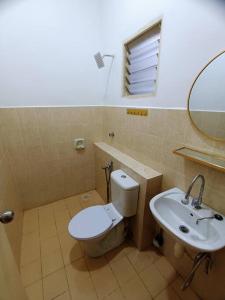 加影Tenang Retreat Holiday Home的一间带卫生间和水槽的浴室