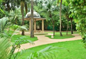 孟买Marriott Executive Apartment - Lakeside Chalet, Mumbai的公园中间带圆顶的公园