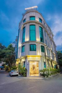 河内HALO HANOI HOTEL的前面有标志的建筑