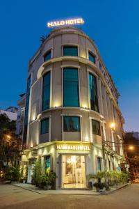 河内HALO HANOI HOTEL的一座大建筑,上面有标志