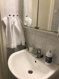 玛丽港Fräsch centrumlägenhet!的浴室配有盥洗盆、镜子和毛巾