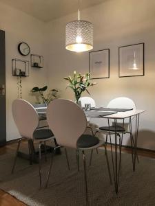 玛丽港Fräsch centrumlägenhet!的用餐室配有桌椅和灯具