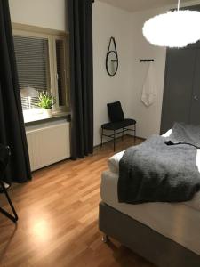 玛丽港Fräsch centrumlägenhet!的一间卧室配有一张床,铺有木地板