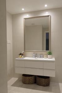 拉多维奇Apartment Vista By 2bhome的一间带水槽和镜子的浴室