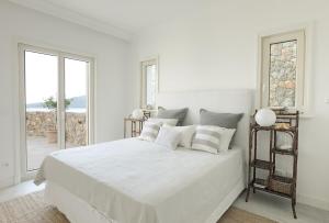 拉多维奇Apartment Vista By 2bhome的白色的卧室设有一张大床和一个窗户