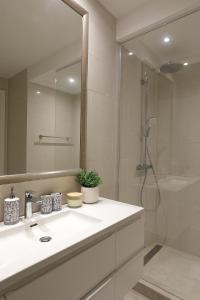 拉多维奇Apartment Vista By 2bhome的白色的浴室设有水槽和淋浴。