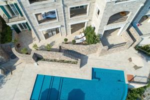 拉多维奇Apartment Vista By 2bhome的享有带游泳池的房屋的空中景致