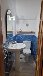 LajitaEl encanto的浴室配有白色卫生间和盥洗盆。