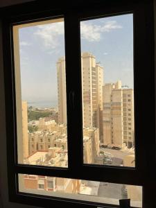 科威特A journey of luxury Seaview living.的从窗户可欣赏到城市美景