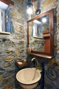 LiaropáFlora's beach and pool villa in Syros的石质浴室设有水槽和镜子