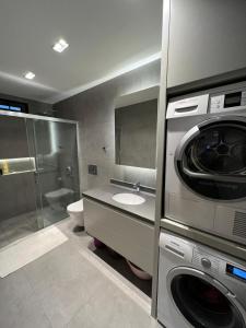 安塔利亚Z-Suites的一间带洗衣机和洗衣机的浴室。