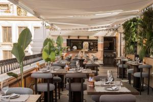 Hotel Silken El Pilar Andalucia餐厅或其他用餐的地方