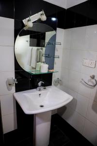 本托塔Villana Villa Bentota的浴室设有白色水槽和镜子
