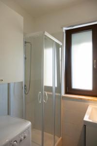 布林迪西Casa via materdomini的带淋浴的浴室,配有水槽和窗户