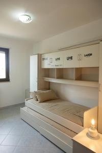 布林迪西Casa via materdomini的一间卧室配有一张带架子的大床