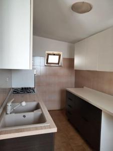拉泰尔扎appartamento Alleria的厨房配有水槽和炉灶