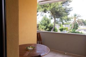 布林迪西Casa via materdomini的阳台配有桌椅和窗户