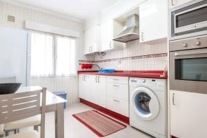 希洪MyHouseSpain - Precioso piso cerca de la playa的白色的厨房配有洗衣机