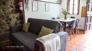 La Seronda de Villaorille - Las Casas del Oso的客厅配有沙发和桌子
