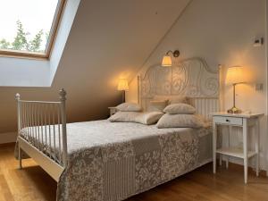 特拉凯Villa Sofia Boutique Trakai的一间卧室配有一张带白色床罩的床