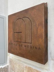 科尔多瓦Arcos de Medina - Apartamentos premium的墙上的金属盒,上面有词烟药