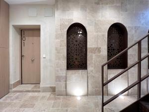 科尔多瓦Arcos de Medina - Apartamentos premium的走廊上设有门和楼梯