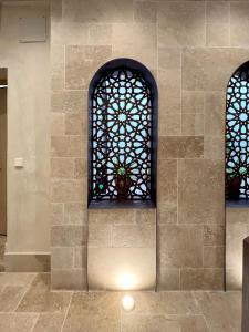 科尔多瓦Arcos de Medina - Apartamentos premium的建筑中设有两扇彩色玻璃窗的房间