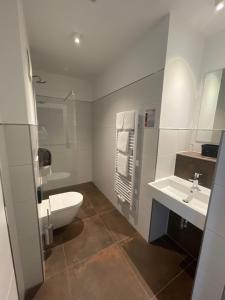 弗里索伊特Stahltower的白色的浴室设有卫生间和水槽。