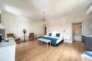 塞哥维亚Infanta Isabel by Recordis Hotels的一间卧室设有一张床和一间客厅。