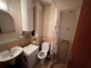 圣弗拉斯Siana 4 Apartment (15)的浴室配有白色卫生间和盥洗盆。