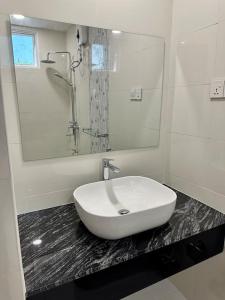 FuvahmulahEQUATOR RETREAT的浴室设有白色水槽和镜子