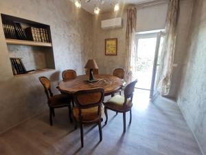 兰恰诺La Luna's Home的一间带木桌和椅子的用餐室