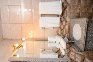 亚的斯亚贝巴South Gate Hotel Apartment的一间带卫生间、镜子和毛巾的浴室