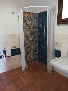 圣安德雷亚阿波斯托洛德洛约尼奥LudoMar Country Residence - Rooms & Apartments的带淋浴、浴缸和盥洗盆的浴室