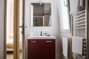 切塞纳蒂科Residence Millecento的一间带水槽和镜子的浴室