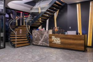 埃迪尔内The Plaza Hotel Edirne的建筑中带有标志的螺旋楼梯