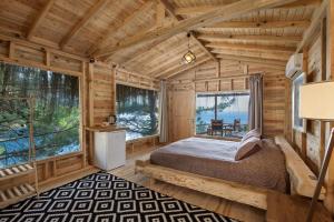 KızılcakayaFlavia Hotel的小木屋卧室设有床和大窗户