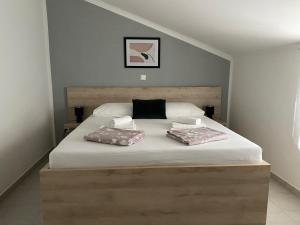 诺瓦利娅Emanuela 1的一间卧室配有一张带两个枕头的床
