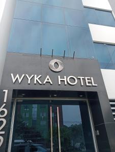 特鲁希略Wyka Hotel的Wixa酒店前方的标志