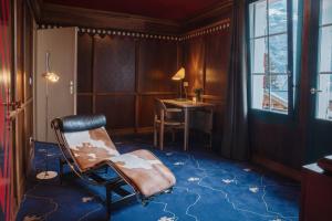 米伦Hotel Drei Berge的客房设有椅子、书桌和窗户。