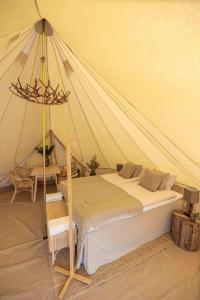 阿尔维斯尧尔Camp Gielas, Arvidsjaur的帐篷内一间卧室,配有一张床