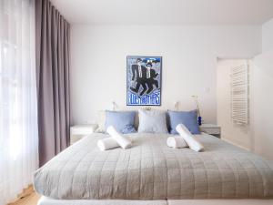 克拉科夫Tyzenhauz Villas的一间卧室配有一张带蓝色枕头的大床