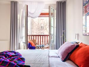 克拉科夫Tyzenhauz Villas的一间卧室设有一张床和一个阳台
