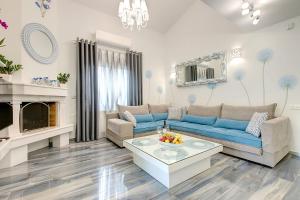 撒尼海滩Azalea Villa Sani, Sani Luxury Villas Collection的客厅配有沙发和桌子