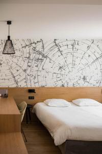 瑞姆巴赫普莱斯格布维尔L'AO Hôtel & Restaurant L'Aigle d'Or的卧室配有一张床和墙上的绘画