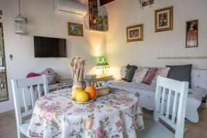 SemadarSuite Kolibri in Galilee的客厅配有带水果的桌子