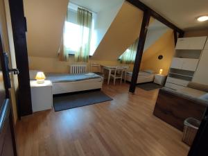 克拉科夫Centro Unita的小房间设有一张床和一张桌子