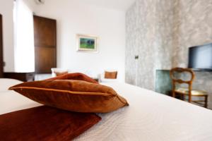蒙特齐尔佛奈玛赛丽雅格兰德酒店的床上的棕色枕头
