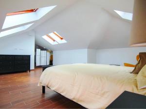 塔科龙特Live Tacoronte La Caridad的一间卧室配有一张带天窗的大床