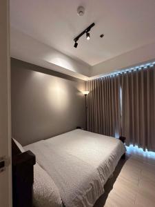 马尼拉AZURE URBAN RESORT RESIDENCE R&C - Parañaque的卧室配有白色的床和窗户。